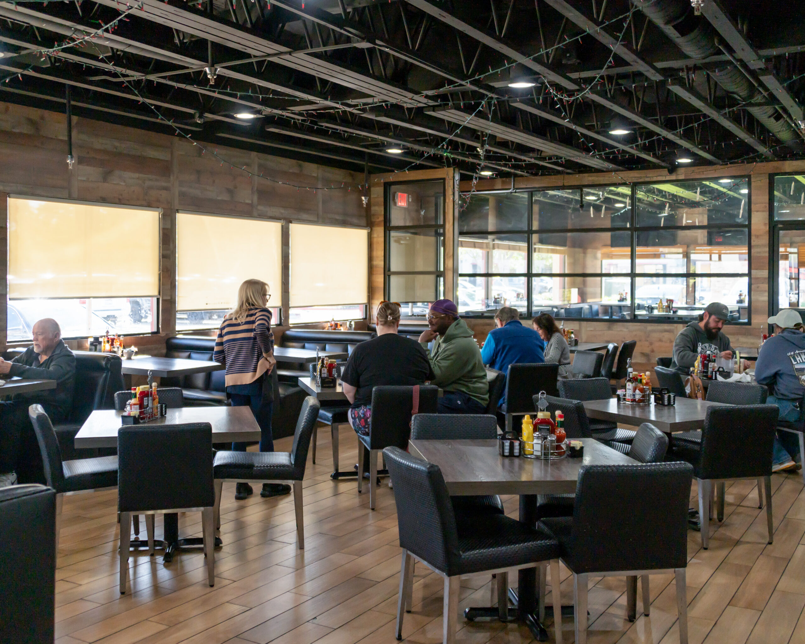 Inside Jimmy's of Santee dining room